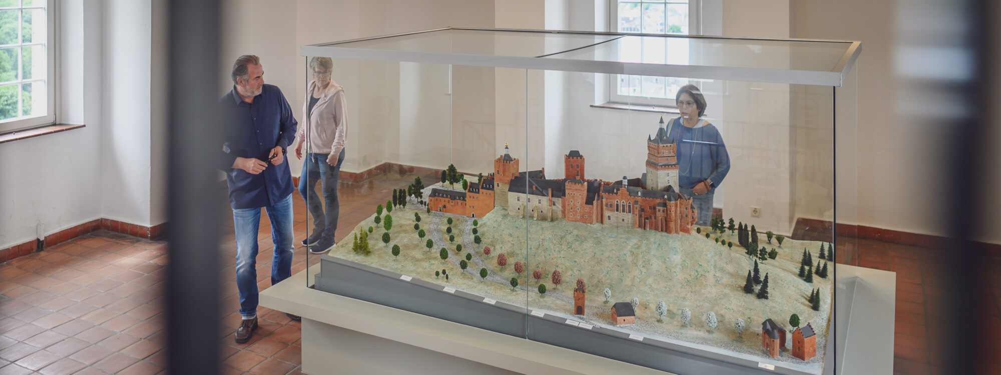 Personen betrachten das Modell der Schwanenburg