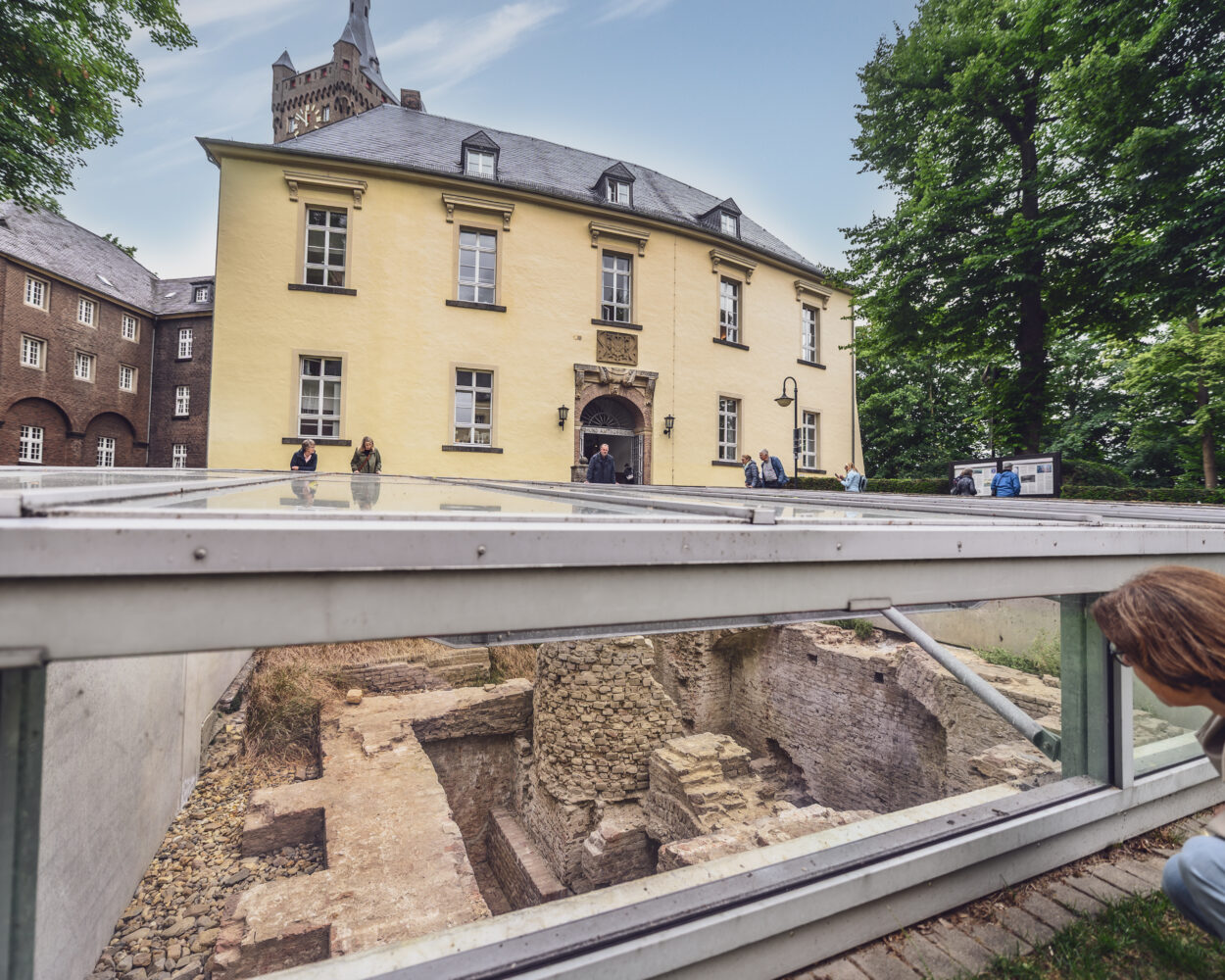 Blick über die historische Brunnenanlage auf die Schwanenburg