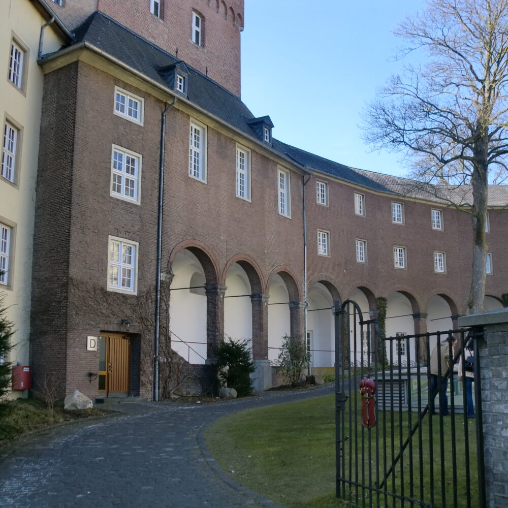 Teil des Innenhofs der Schwanenburg mit Laubengang