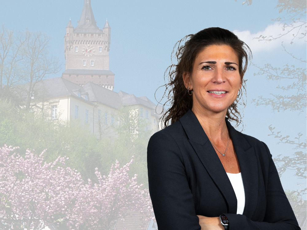 Geschäftsführerin Verena Rohde vor der Klever Schwanenburg.