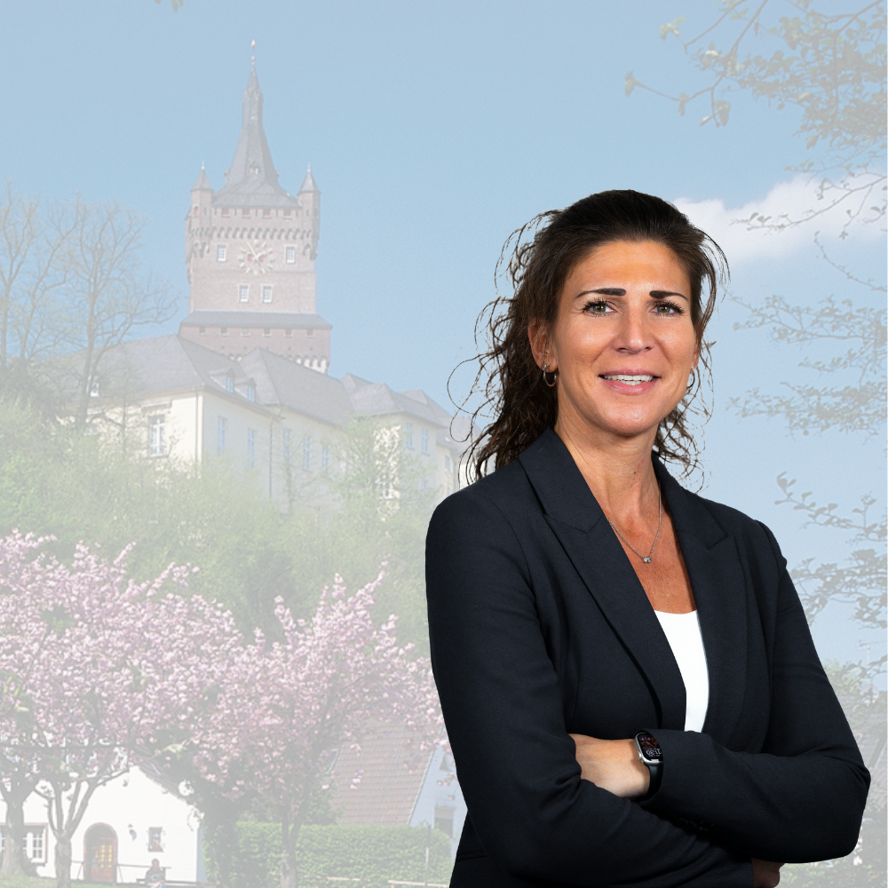 Geschäftsführerin Verena Rohde vor der Klever Schwanenburg.