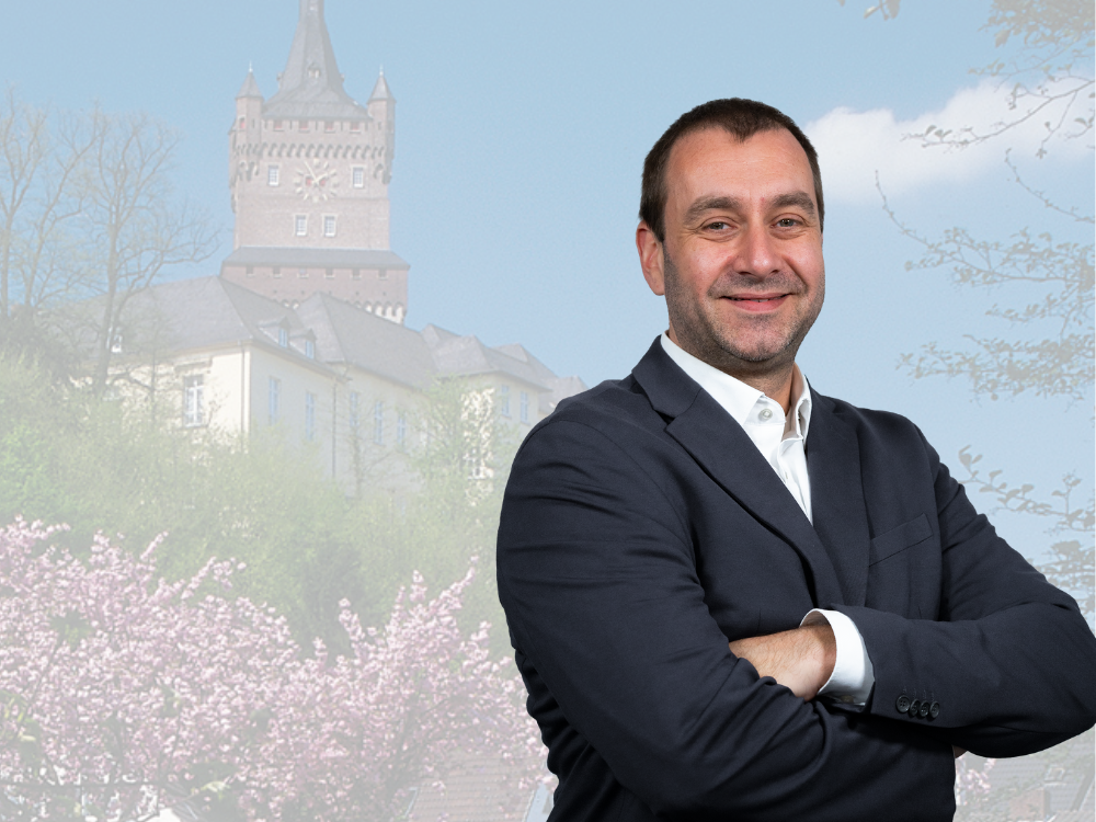 Tobias Nelke vor der Schwanenburg