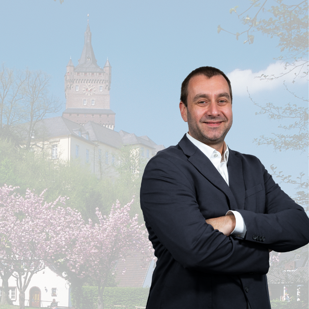 Tobias Nelke vor der Schwanenburg