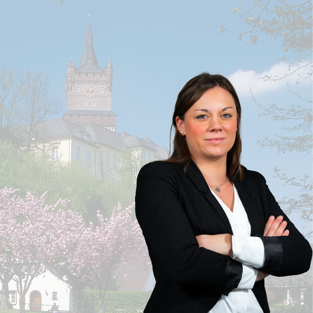 Karina van Kevelaer vor der Schwanenburg