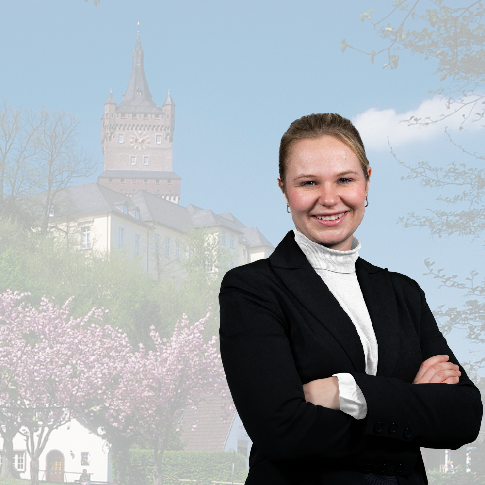 Janneke Nienhaus vor der Schwanenburg