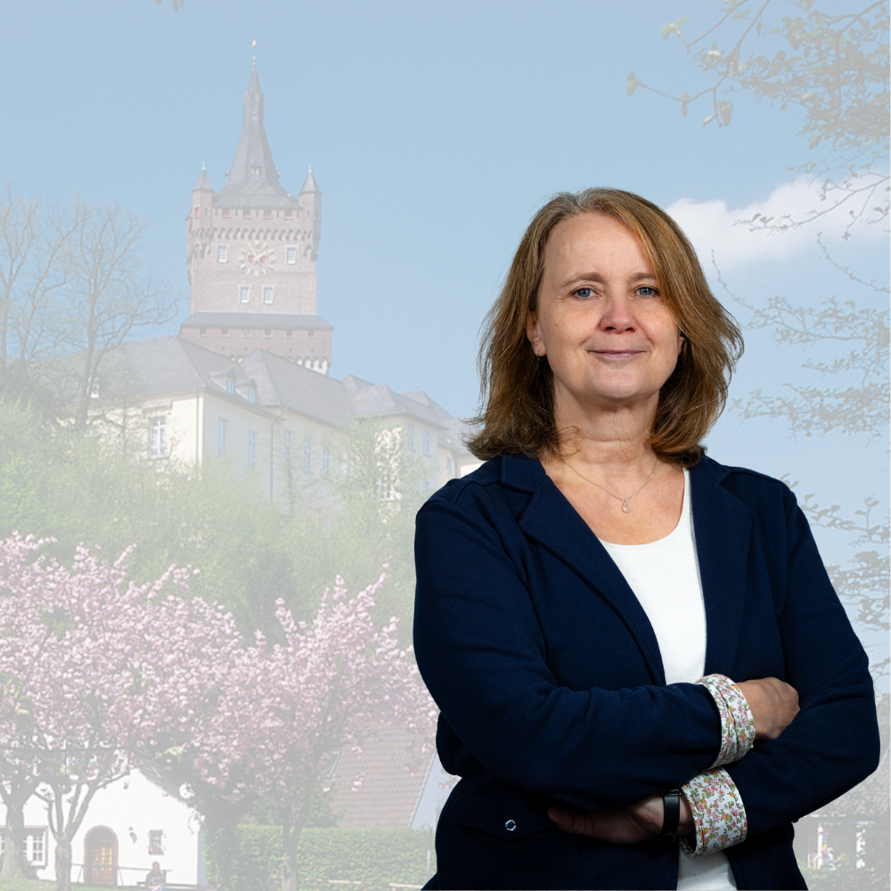 Martina Gellert vor der Schwanenburg