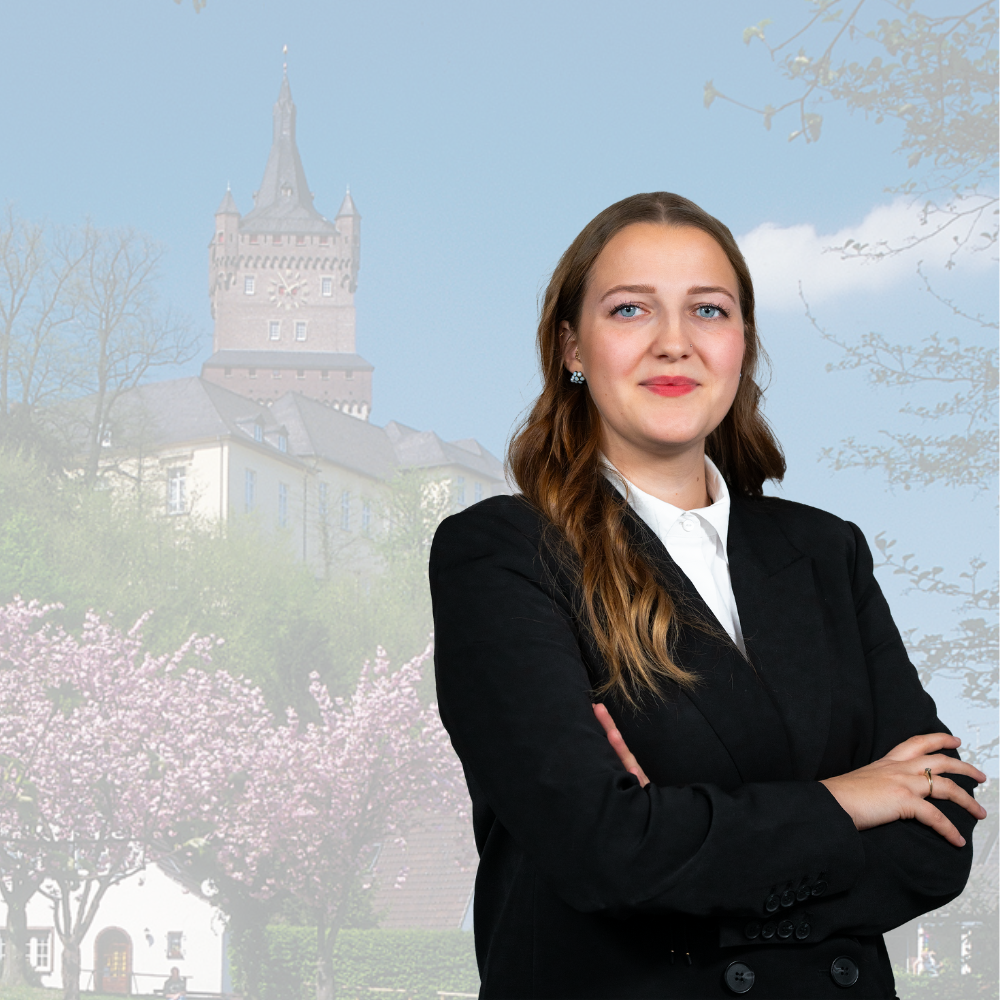 Antonia Pieper vor der Schwanenburg